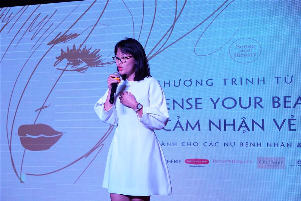 Trao tặng 200 suất quà cho bệnh nhân nữ BV Thanh Nhàn nhân dịp 20/10